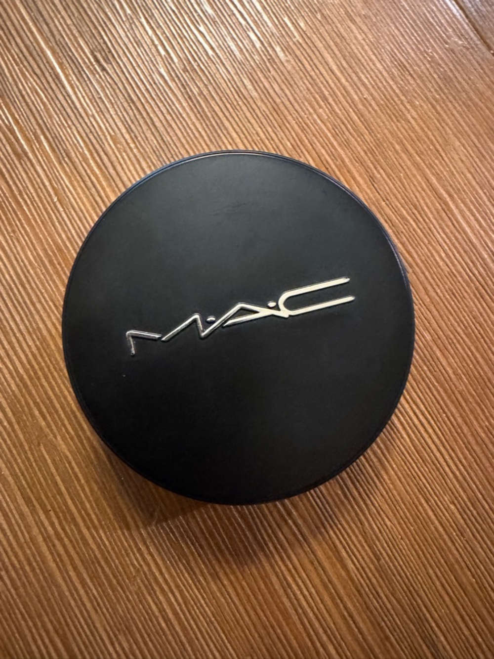 MAC NC 25 powder foundation — Black Case